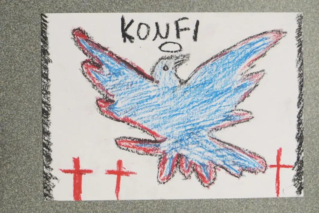 Eine Zeichnung eines blauen Vogels, gemalt mit Wachsmalstiften für eine Konfirmation. Am Boden sind 3 rote Kreuze.