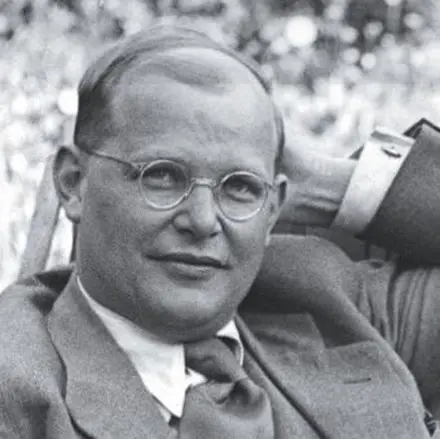 Das Foto in schwarz-weiß zeigt Dietrich Bonhoeffer in Großaufnahme.