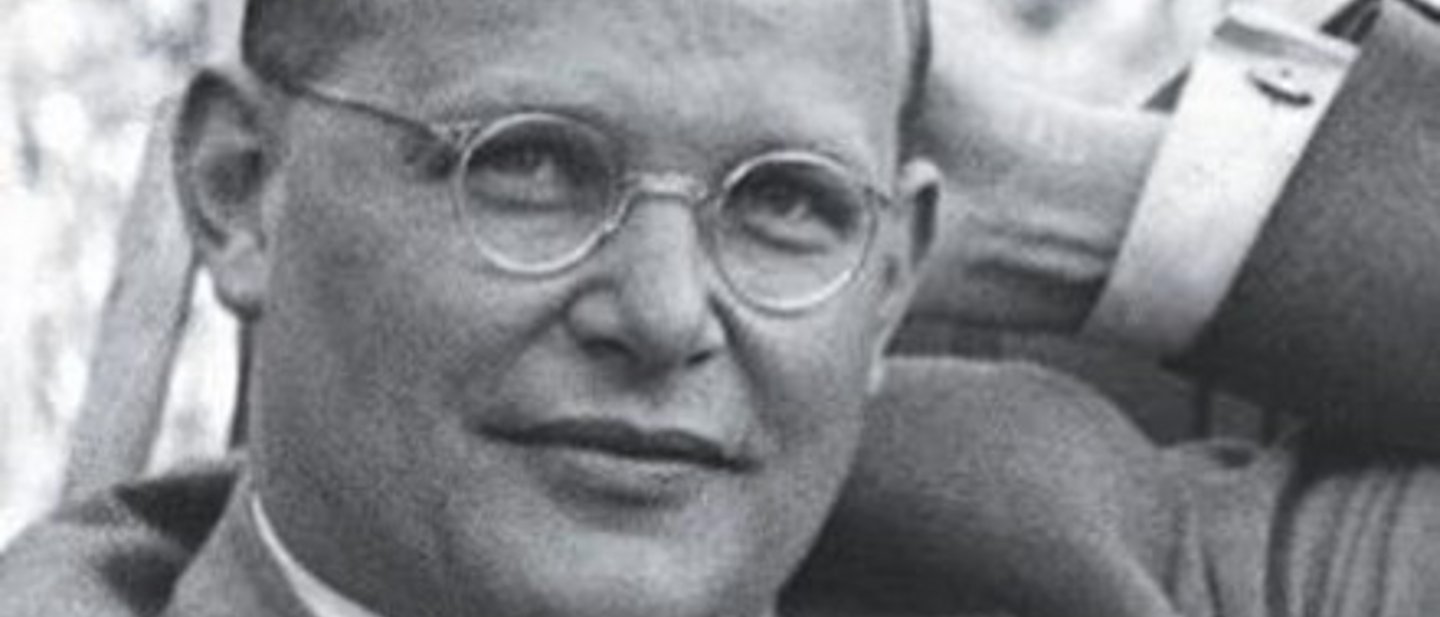Das Foto in schwarz-weiß zeigt Dietrich Bonhoeffer in Großaufnahme.