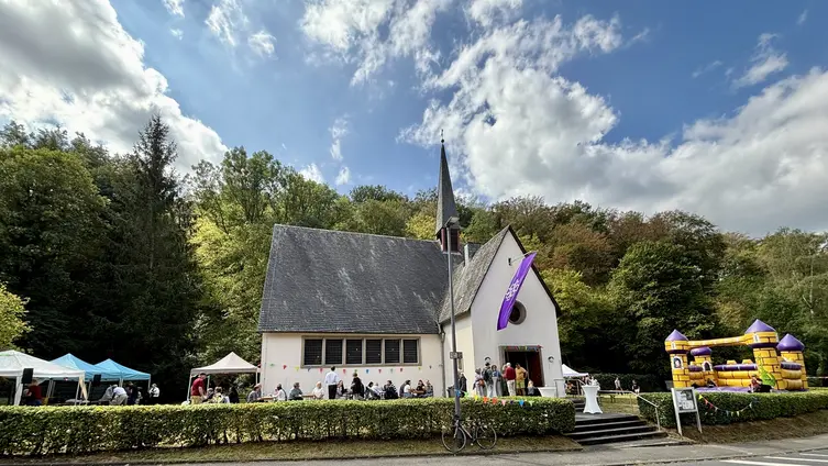 Friedenskirche in Friedrichssegen mit Gemeindefest drumherum.