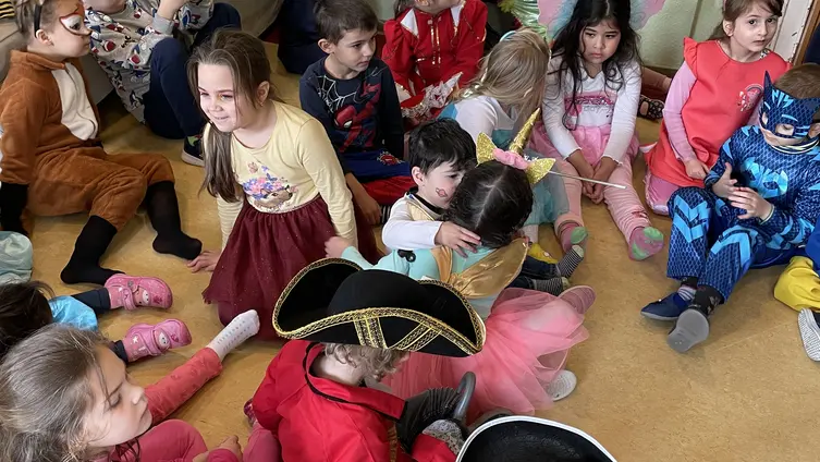 Die Fotos zeigen die Kinder und Erzieher während ihrer Karnvalsparty im Haus des Kindes!