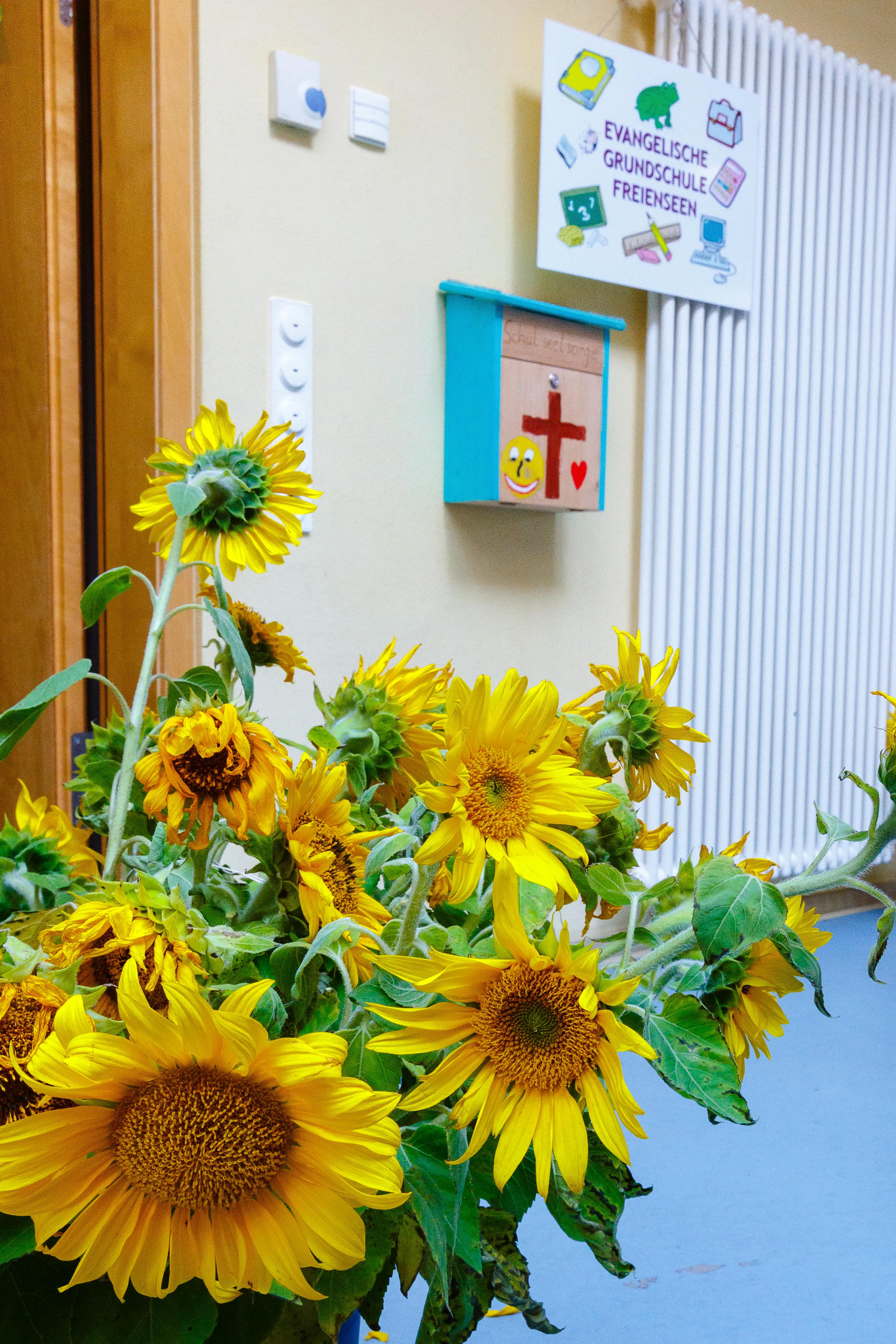 Blumenstrauß und Kummekasten in der Ev. Grundschule Freienseen