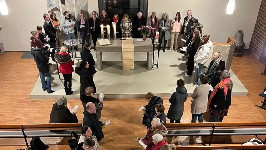 Viele Menschen stehen im Kreis