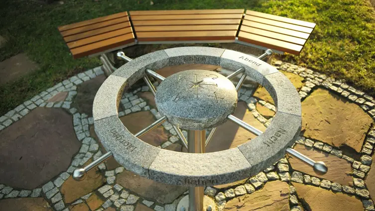 Meditationsobjekt im Kirchgarten