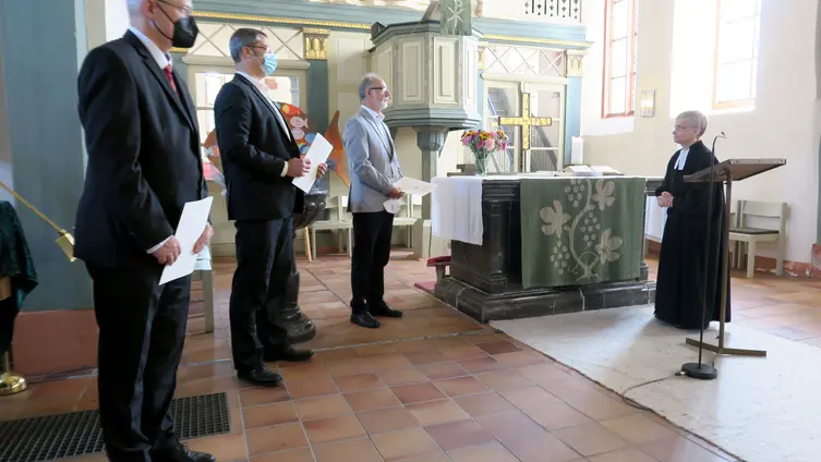 Gottesdienst mit Ehrung der ausgeschiedenen Kirchenvorstände am 12.09.2021 - v.l.n.r.: Rüdiger Westermann, Andreas Friedmann, Reinhard Blöcher und Dekanin Birgit Schlegel