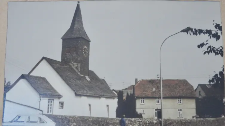 Foto der Kirche und der alten Bürgermeisterei