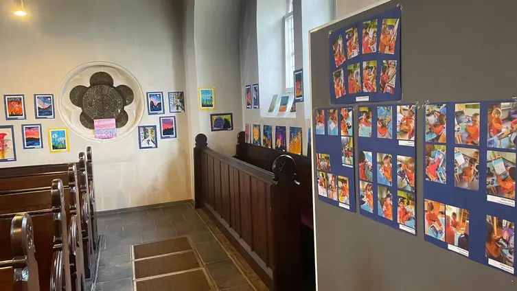 Auf dem Foto ist die Kunstaustellung der KiTa - Kunst - AG im Dezember 2024 in der Markuskirche zu sehen.