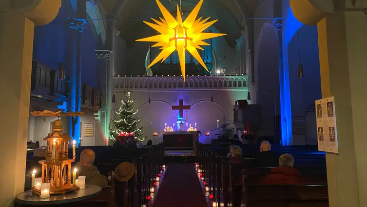 Das Foto zeigt Impressionen des Adventsmarktes rund um die Markuskirche am 1. Advent 2024 und die anschließende Lichterandacht.