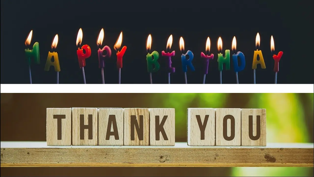Oben brennen Kerzen aus Buchstaben, die Happy Birthday schreiben. Unten sieht man kleine Holzblöcke mit den Buchstaben Thank You.