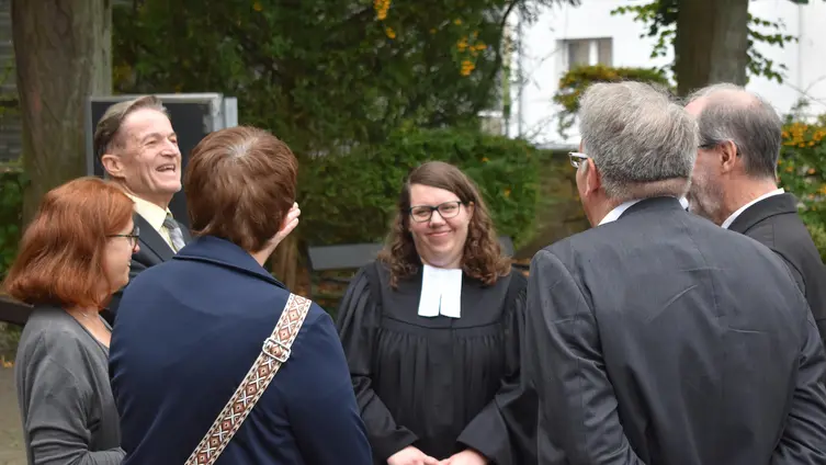 Schon vor dem Festgottesdienst in der Gustav-Adolf-Kirche konnte Eva Lawrenz zahllose Gäste und Gratulanten begrüßen.