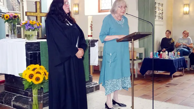 Gottesdienst mit Amtseinführung von Pfarrerin Beate Schwenk - v.l.n.r.: Pfarrerin Beate Schwenk, Else Trumpold
