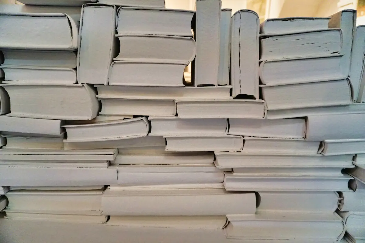 Viele Bücher durcheinander aufeinander gestapelt