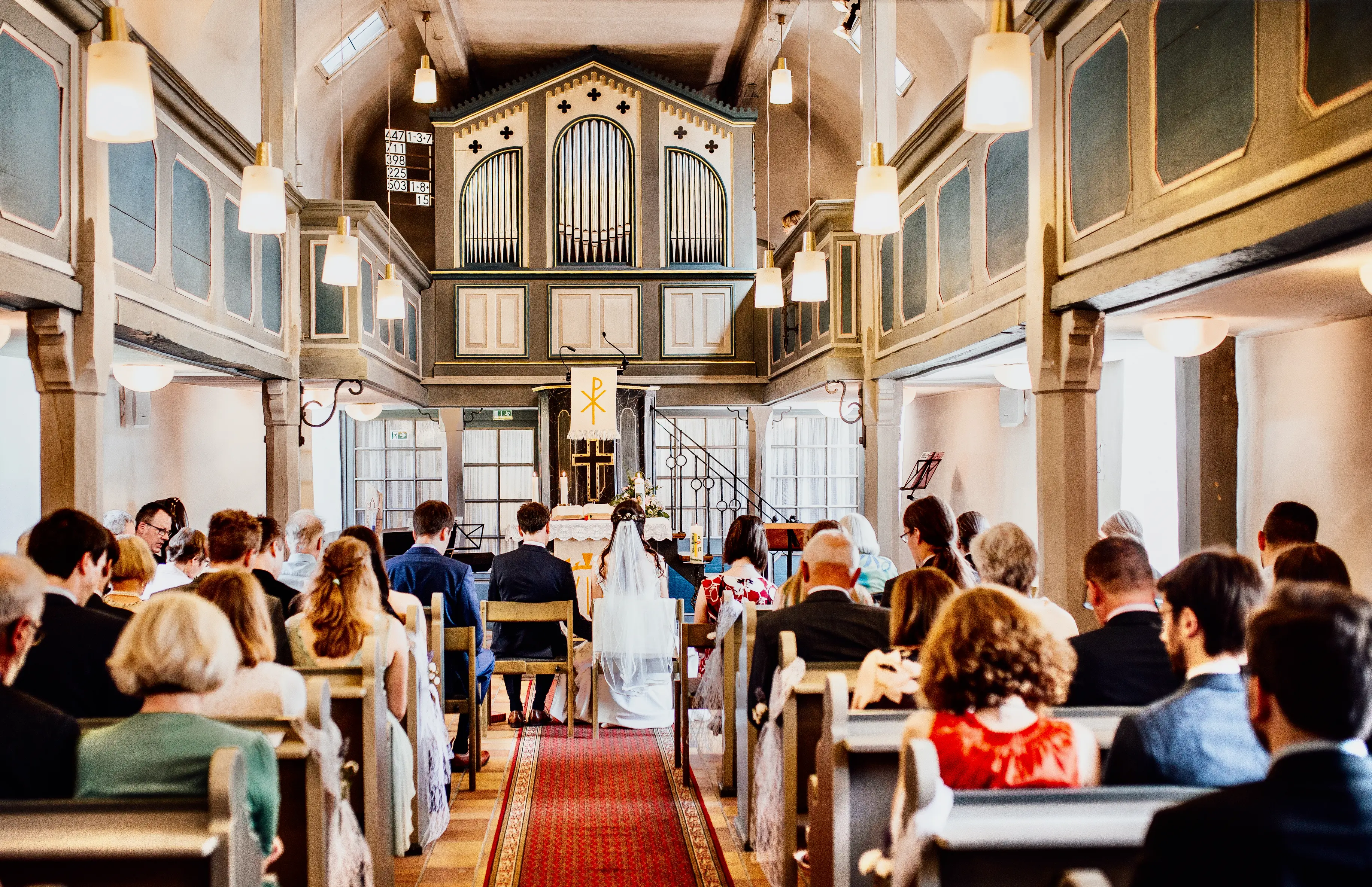 Kirche Allendorf Lahn, Brautpaar sitzt vor dem Altar