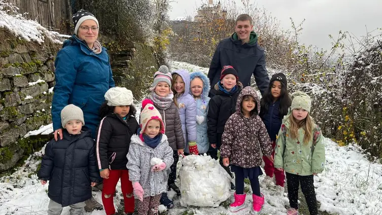 Das Foto zeigt die Kinder der KiTa "Haus des Kindes" bei ihrem Schneespaziergang!