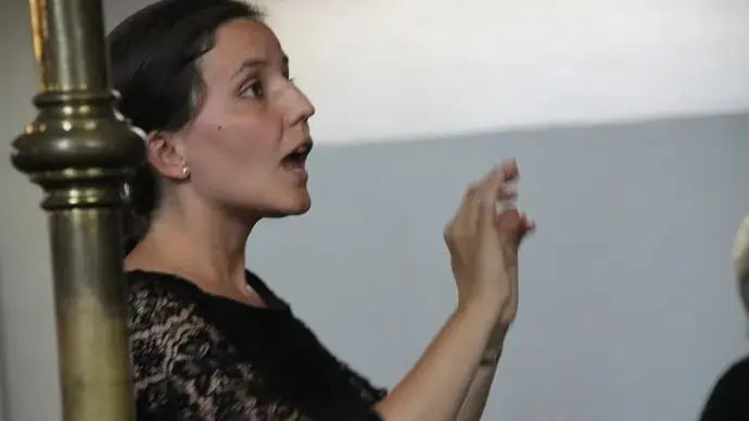 Kantorin Capucine Payan dirigiert ein Konzert. 