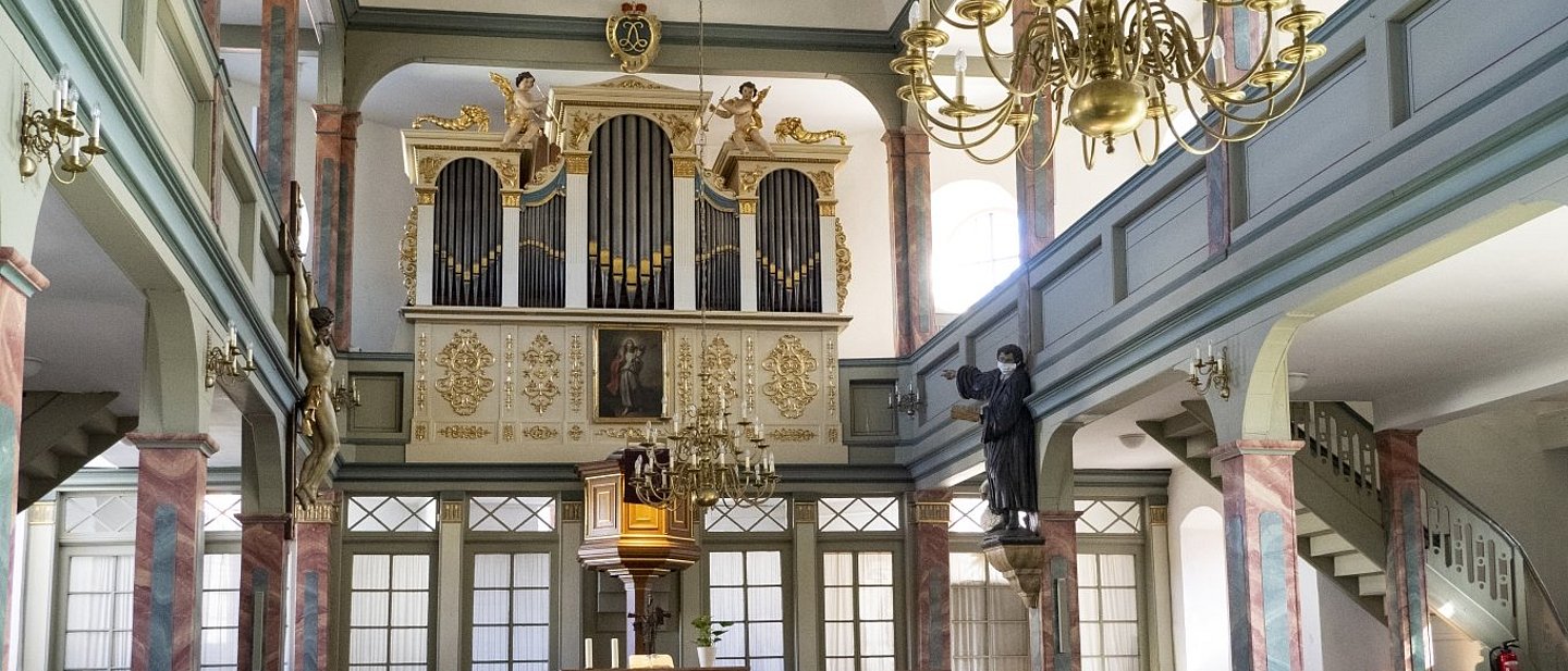 Blick zum Altar und der Orgel