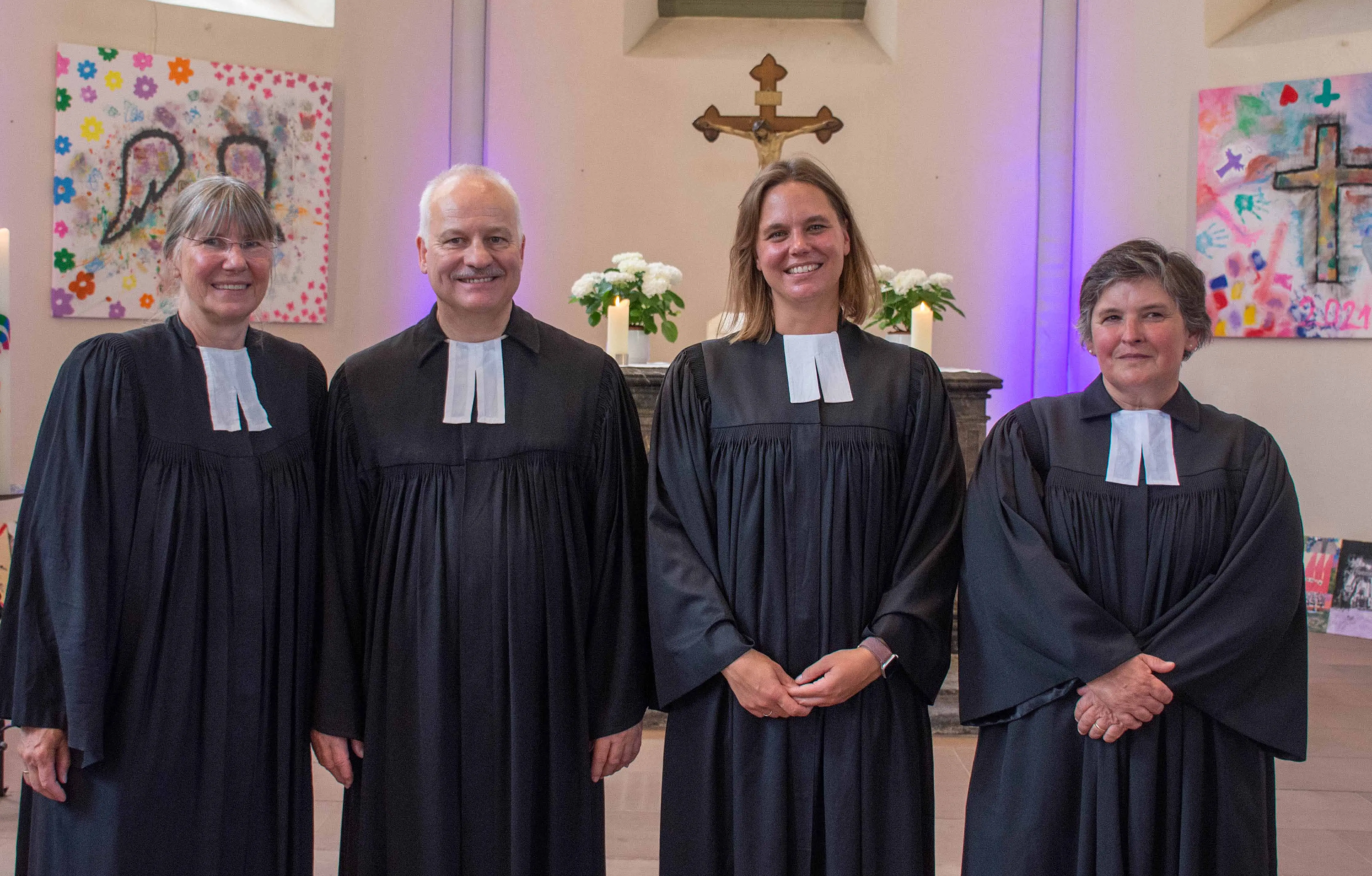 Pfarrerin Gundula Guist, Pfarrerin Nadia Burgdorf, Pfarrer Reiner Guist und die stellvertretende Dekanin Claudia Biester (von links) bei der Einführung von Nadia Burgdorf im August 2026 in Seulberg.