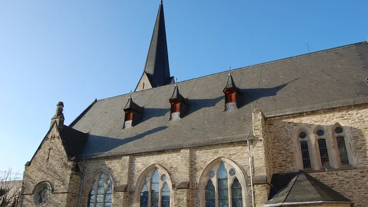 Das Foto zeigt die Markuskirche vom Wohn- und Praxenhaus aus.