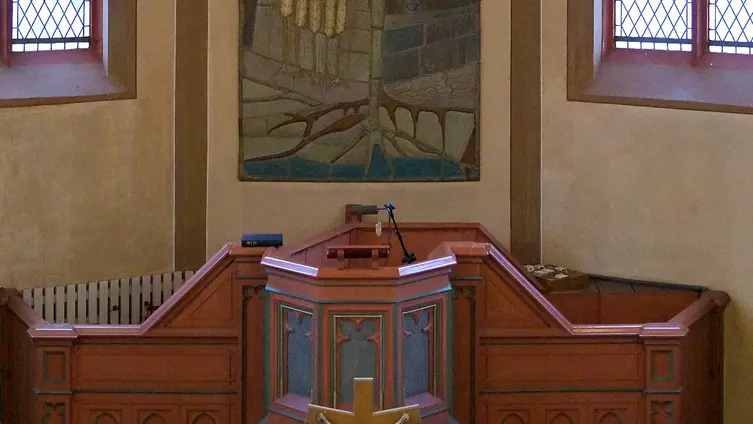 Kanzel mit Sakristei