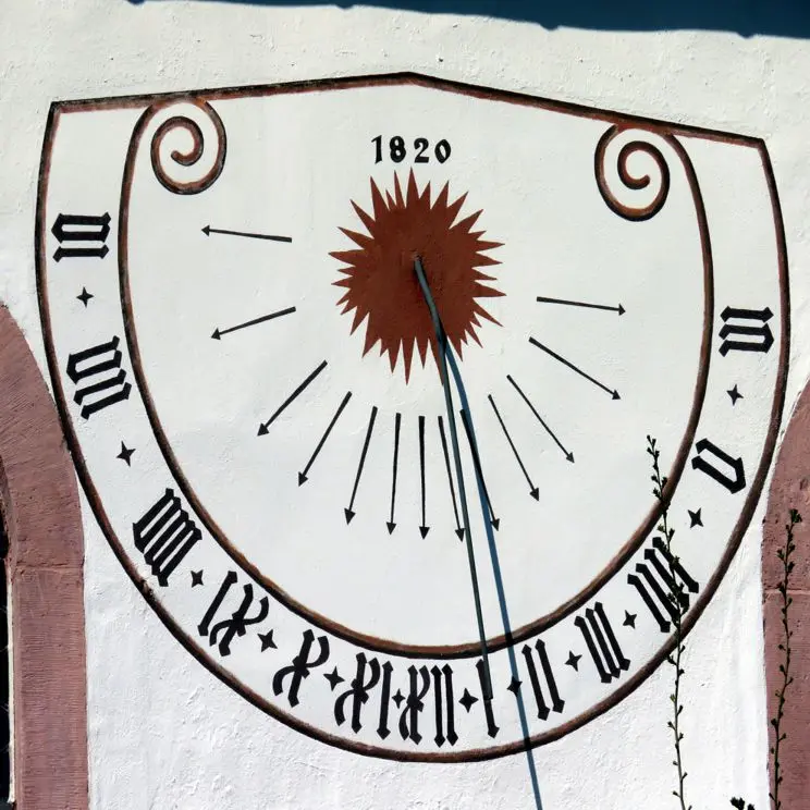 Sonnenuhr an der ev. Kirche in Büttelborn