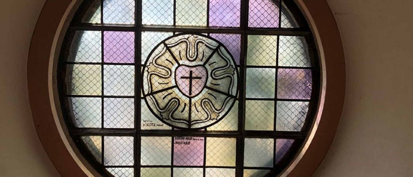 Fenster in der Evangelischen Kirche Ginsheim mit Lutherrose
