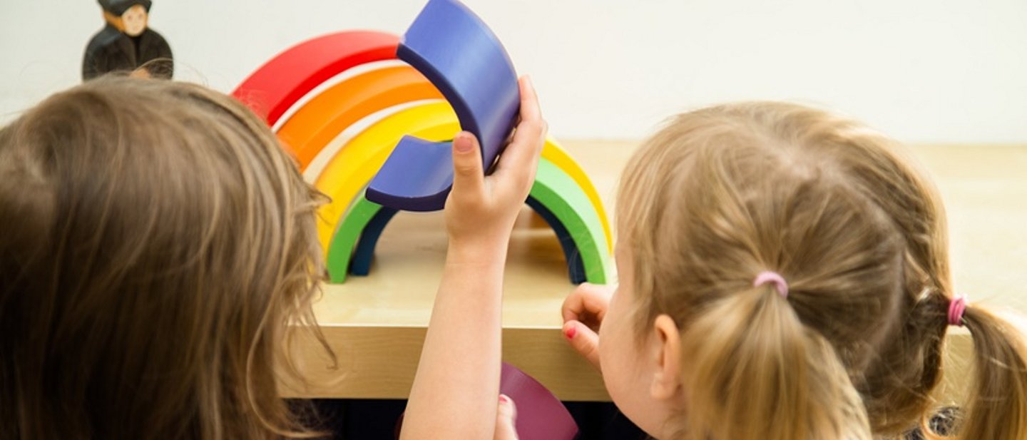 Zwei Kinder spielen im Kindergarten