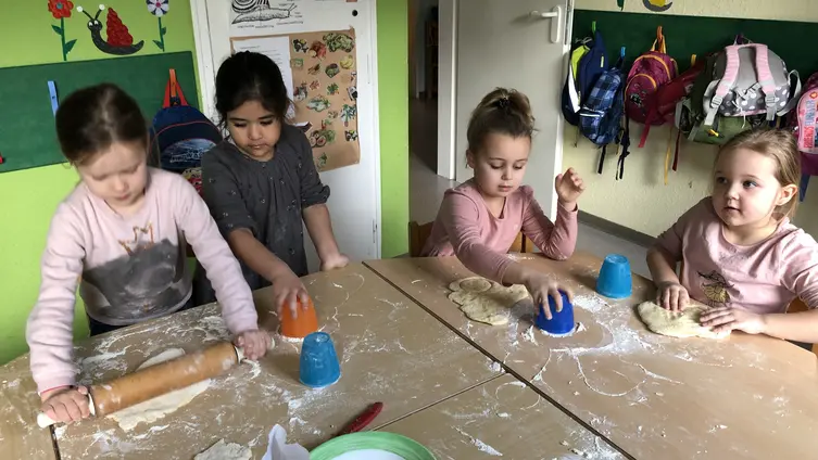 Die Fotos zeigen den 1. Backtag in der KiTa!