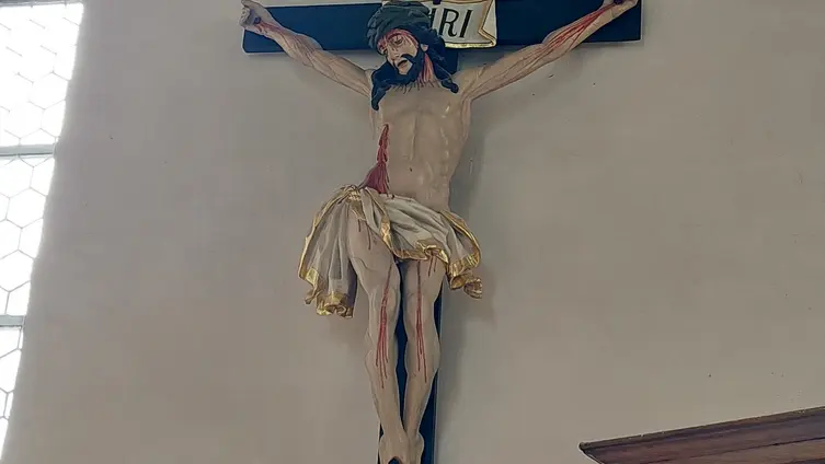 Das Foto zeigt den gekreuzigten Jesus Christus in der Sandbacher Kirche.