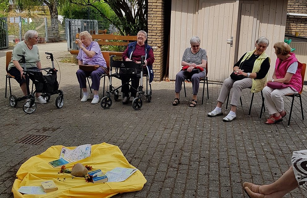 Seniorinnen und Senioren beim Erzählaustausch und der Kastanie