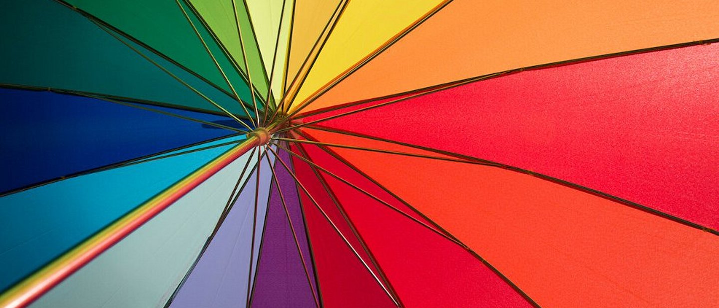 Regenschirm mit Regenbogenfarben