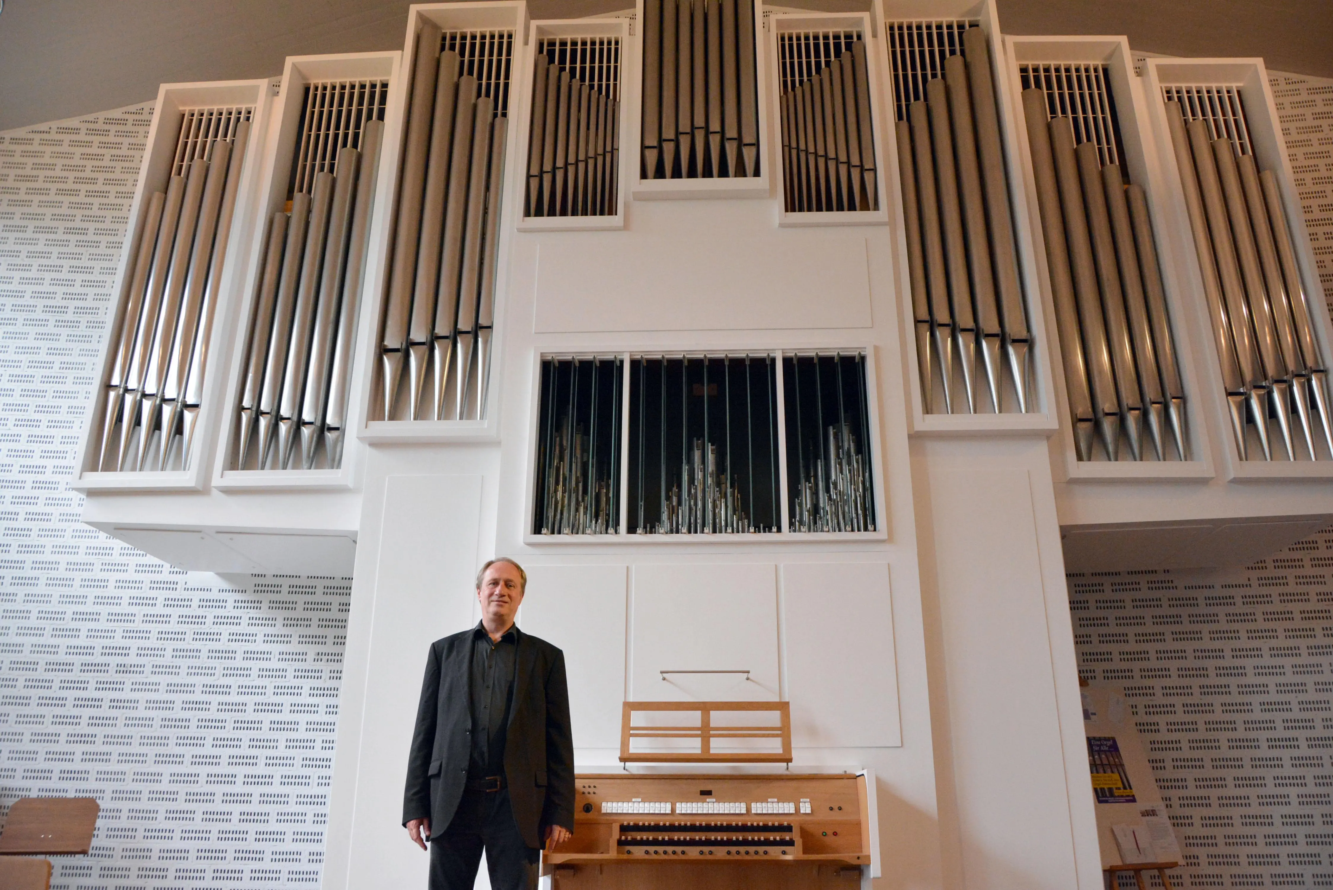 Tassilo Schlenther vor der neuen Orgel