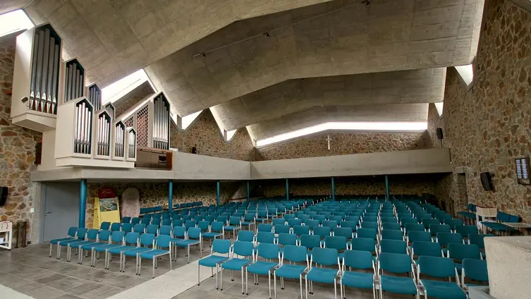 Kircheraum mit eindrucksvoller Sichtbetondecke