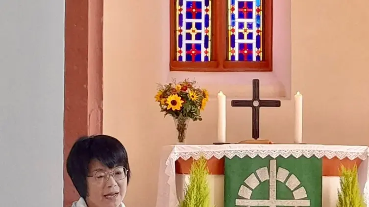 Reiko Ishihara am Klavier vorm Altar in der Bergkirche Mümling-Grumbach