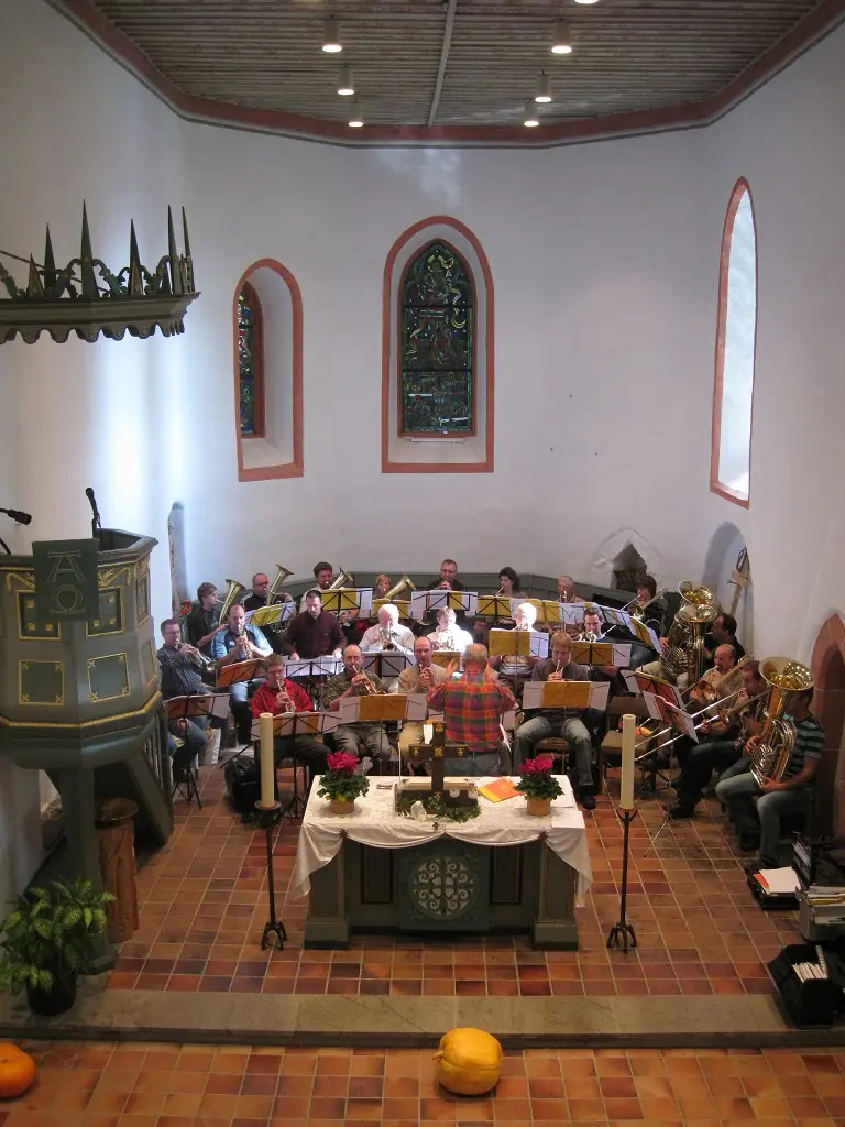 Posaunenchor im Altarraum der Kirche Neukirch