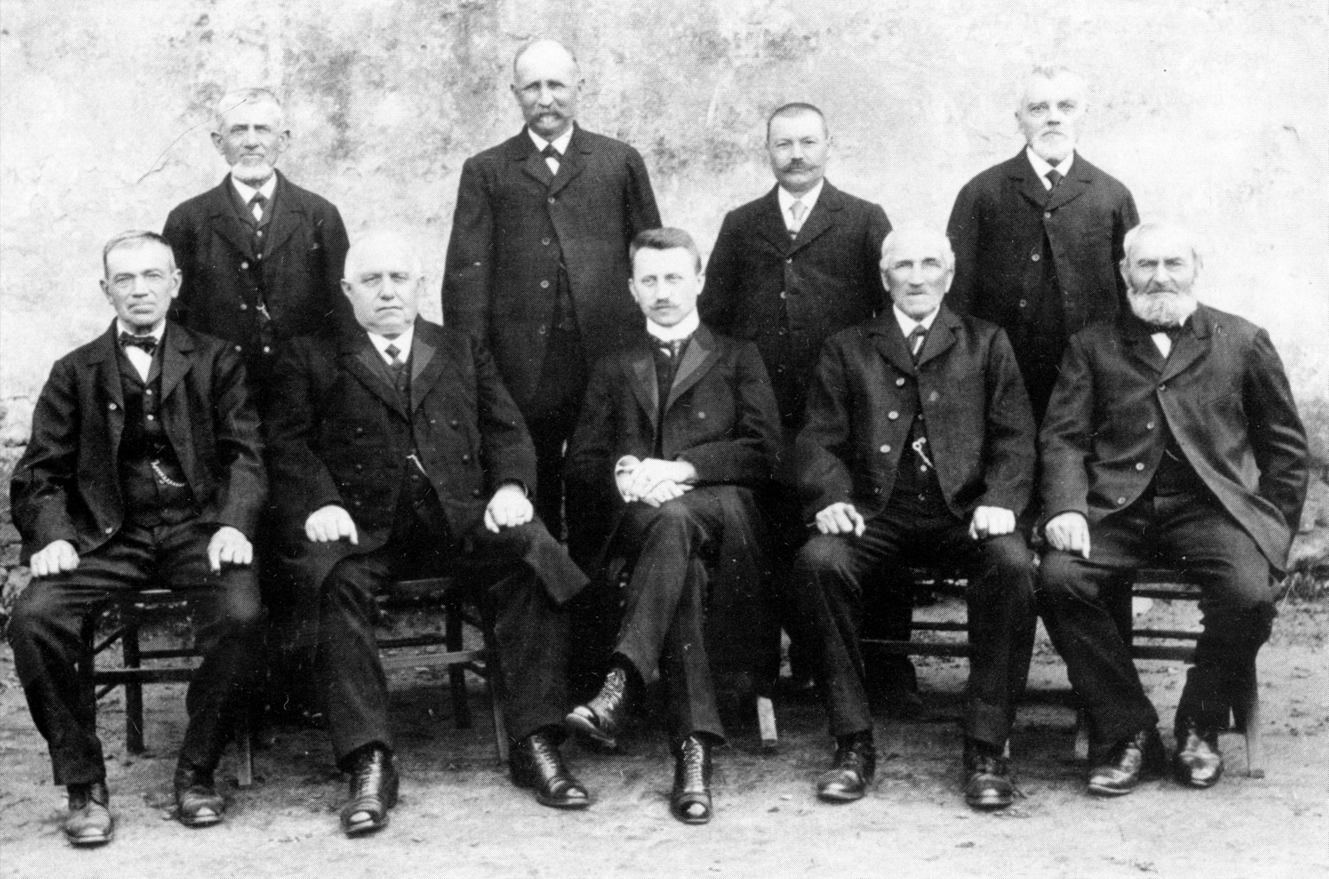 Kirchenvorstand um 1912 - stehend v.l.n.r.: Heinrich Grieß †, Heinrich Senßelder †, Wilhelm Ernst †, Baltasar Best †; sitzend: Christoph Neumann †, Bürgermeister Adam Senßfelder †, Pfarrer Wilhelm Diebener †, Adam Müller †, Christoph Schamber †.