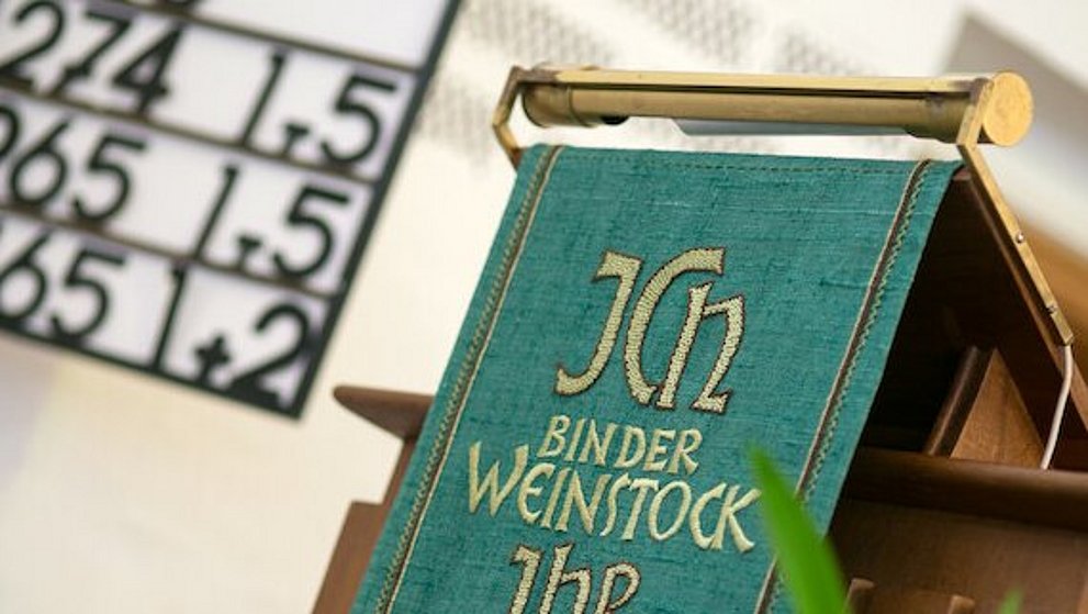 Links dahinter Liedtafel mit Steckziffern