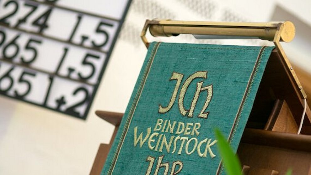 Links dahinter Liedtafel mit Steckziffern
