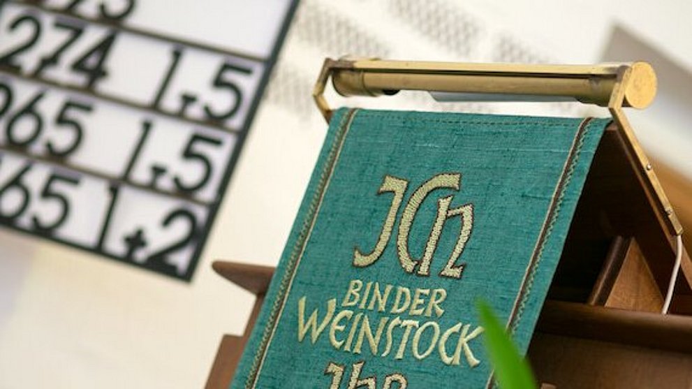Links dahinter Liedtafel mit Steckziffern