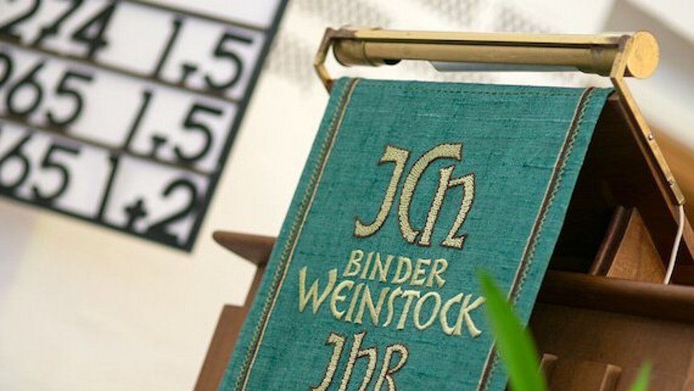 Links dahinter Liedtafel mit Steckziffern