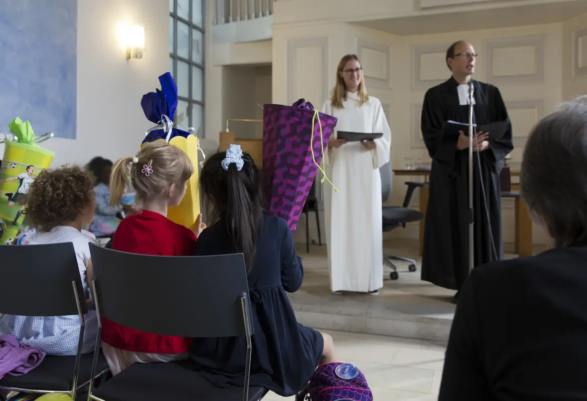 Pfarrerin und Pfarrer und Erstklässler beim Einschulungsgottesdienst