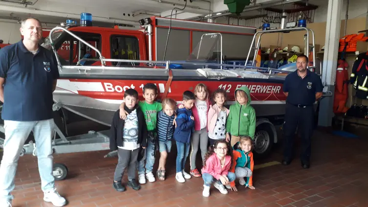 Das Foto zeigt die Vorschulkinder während ihres Besuches bei der freiwilligen Feuerwehr Braubach.