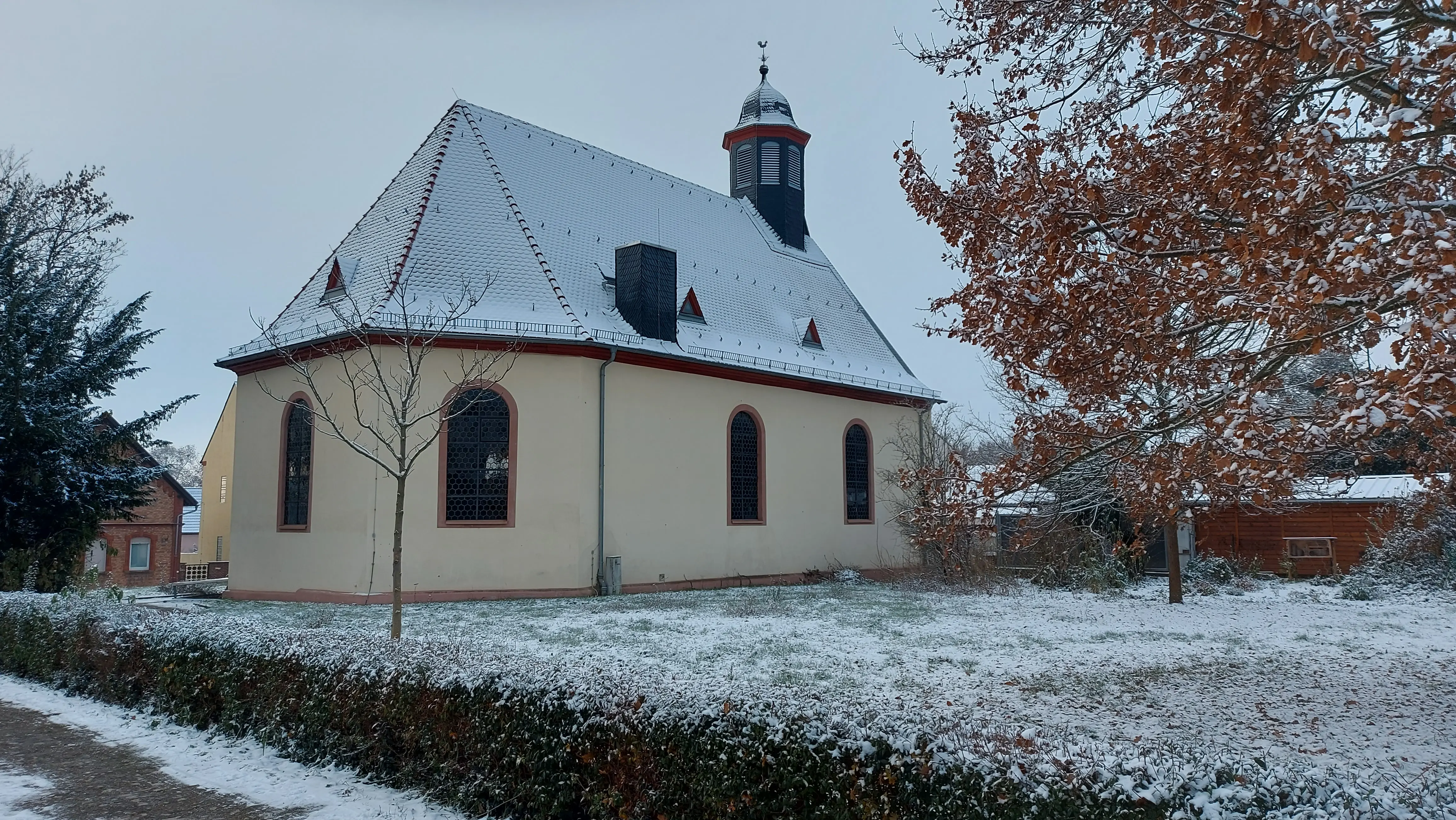 Kirche von Leiselheim im Winter, schneebedeckt