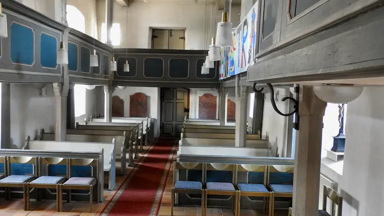 Das Kirchenschiff vom Altar aus gesehen