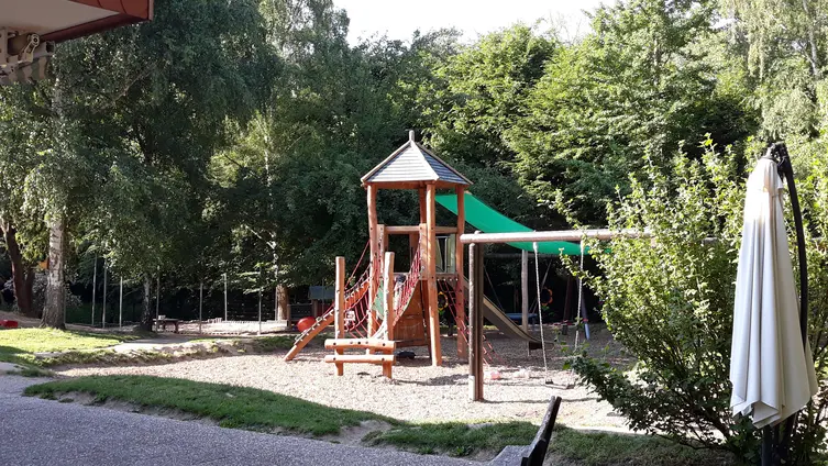 Kletterturm mit Schaukeln