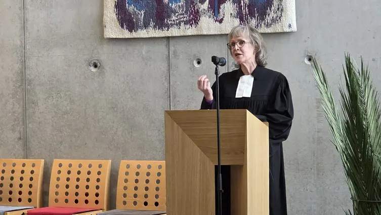 Pfarrerin Stephan steht hinter der Kanzel