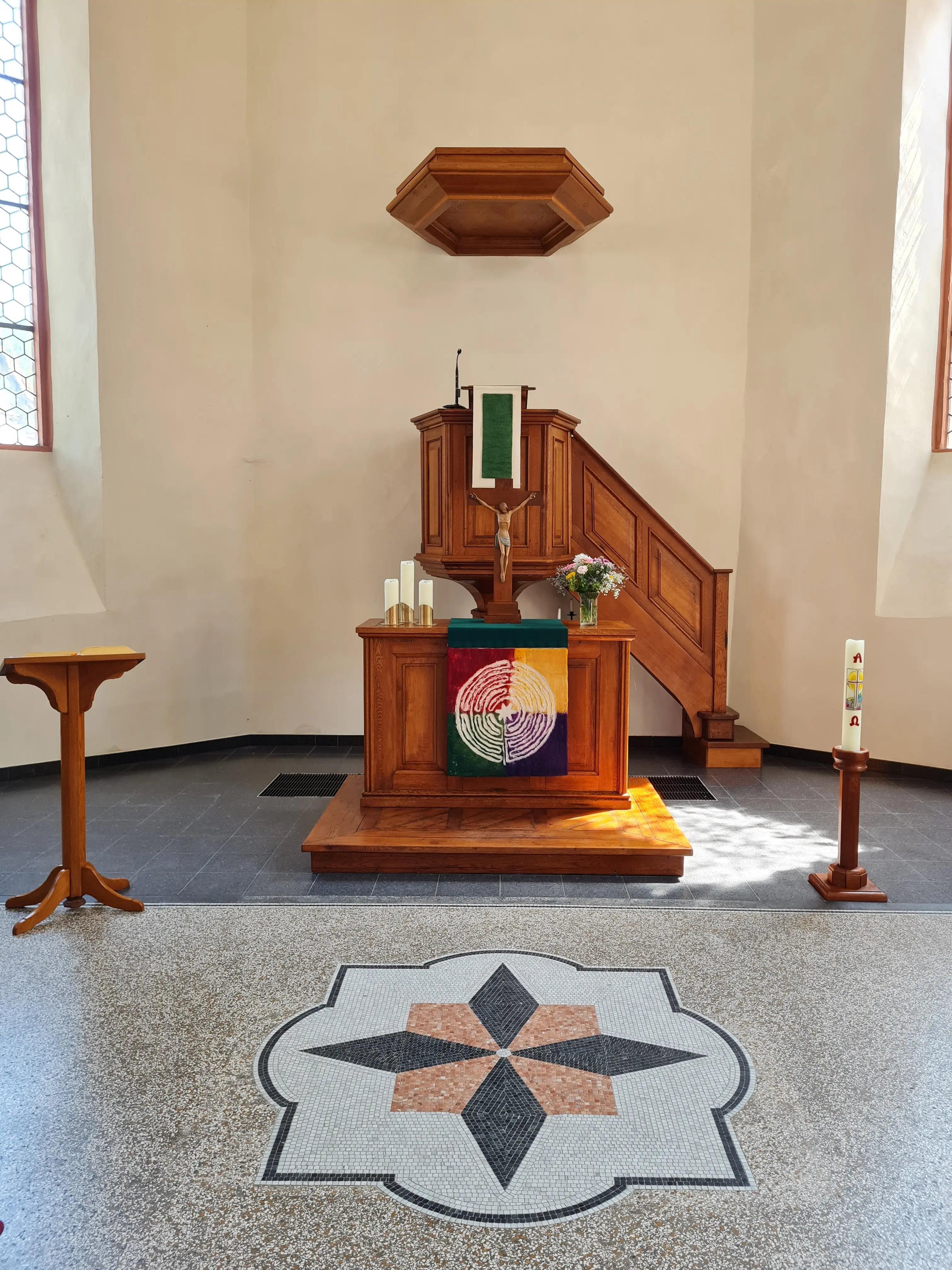 Das Bild zeigt den Altar und die Kanzel in der Evangelischen Kirche Harreshausen.