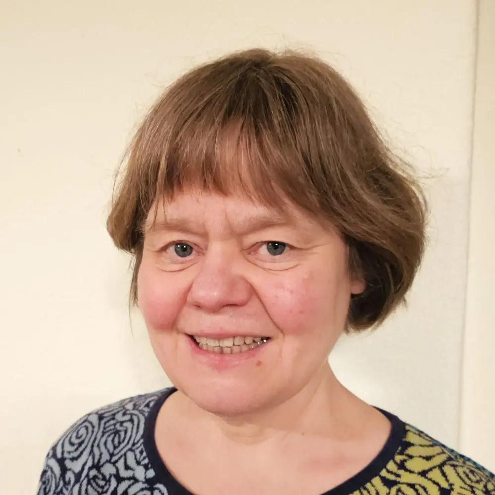 Frau mit mittelbraunen Haaren