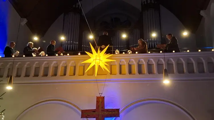 Eine Aufnahme des weihnachtlichen Konzertes unseres Posaunenchores in der Markuskirche im Jahr 2024.