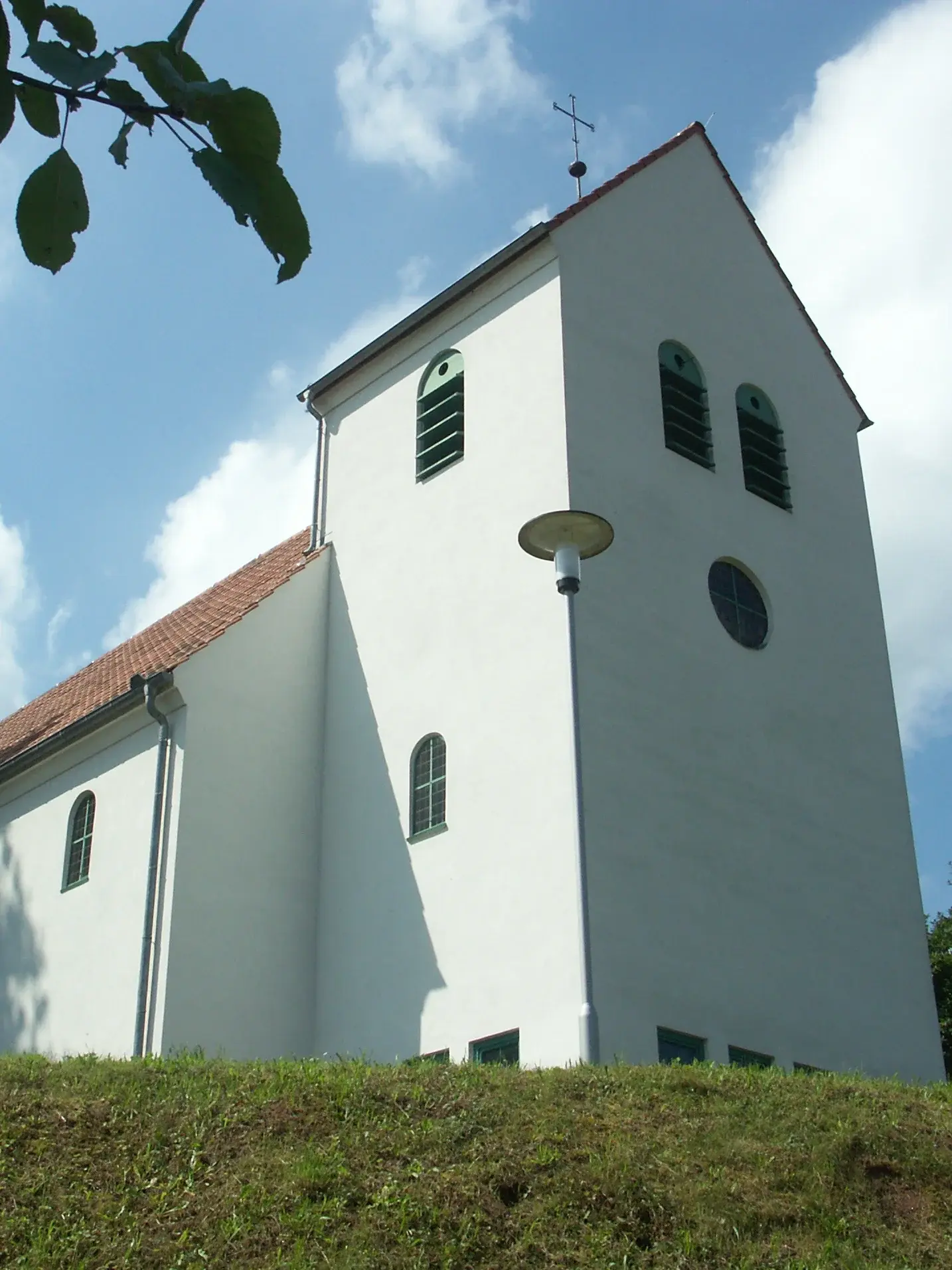 Evangelische Kirche Hainstadt Evangelische Kirche im Breuberger Stadtteil Hainstadt. Ein moderner Kirchenbau aus dem Jahr 1954.