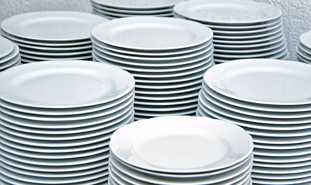 mehere Stapel flacher weißer Teller